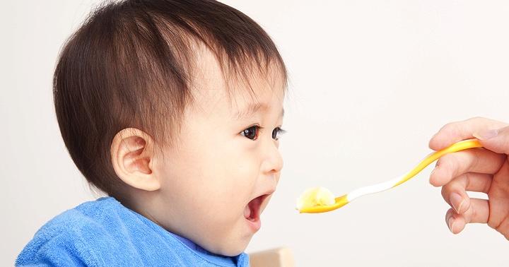 赤ちゃんに食べさせても大丈夫?卵、ピーナッツ、牛乳、ゴマ、白身魚、小麦とアレルギーの関係の写真